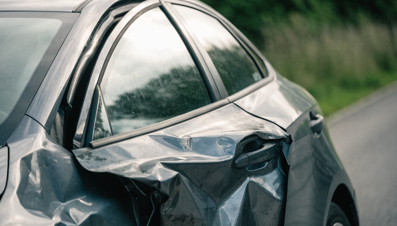 Verformte, blockierte Autotür nach einem Unfall