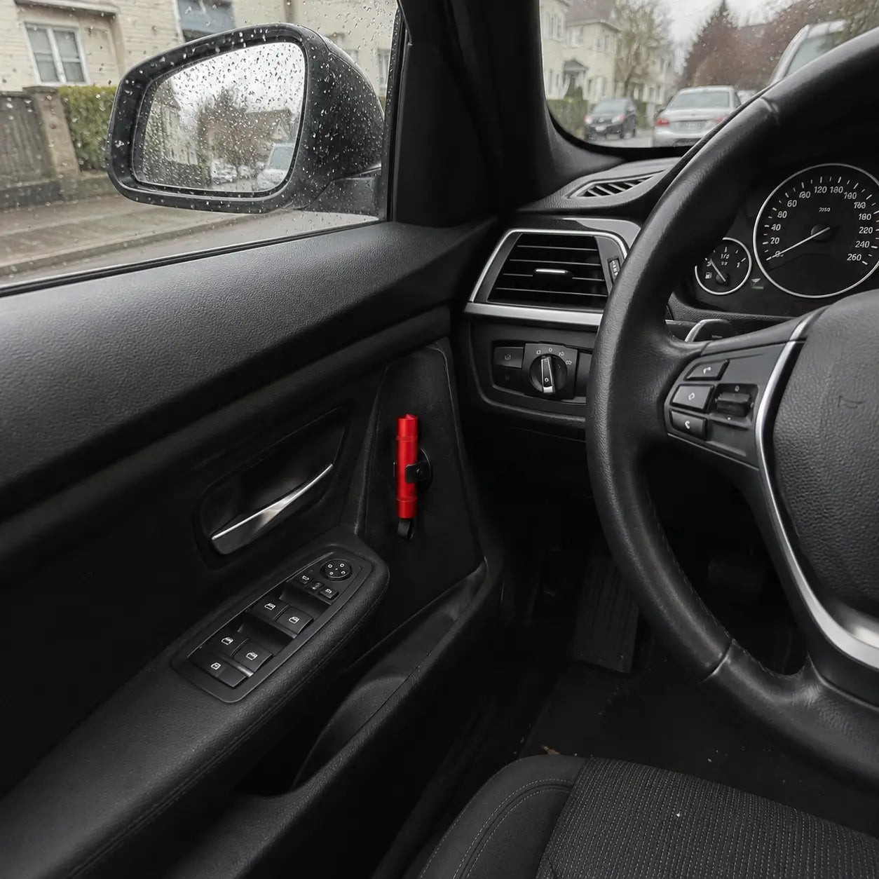 Safety-Exit seitlich im Fahrerbereich befestigt